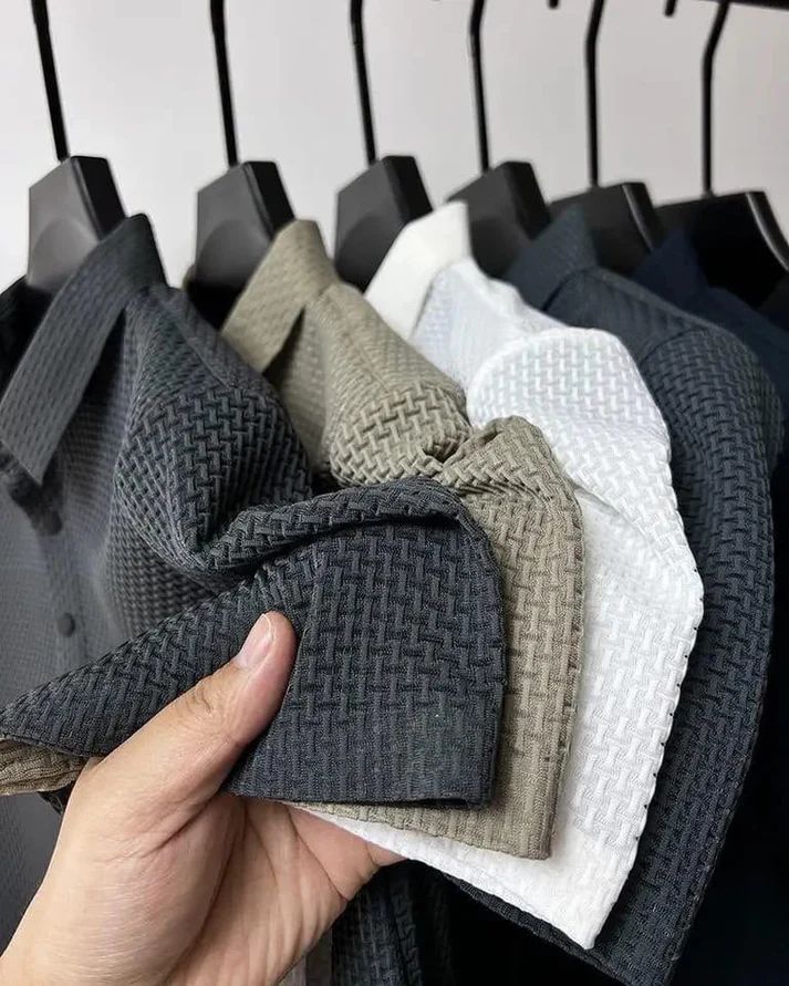 Men's t-shirt with an elegant silk texture